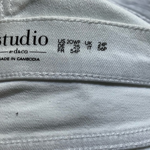 Plus size white jeans - Picture 8 of 9